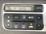 【オートエアコン】一度お好みの温度に設定すれば、車内の温度を検知し風量や温度を自動で調整。暑い&hellip;寒い&hellip;と何度もスイッチ操作をする必要はありません。快適な車内空間には必須の機能ですね♪