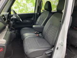 運転席からの視界は広く、運転操作もスムーズに行えます。快適なドライビングをサポートする空間です。