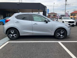 MAZDA2のサイドビューは、フロントタイヤを前方に配置し、キャビンを後方へ引いた独自のプロポーションによる「躍動感のある前進感」が特徴です。