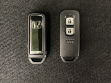 スマートキーを装備しています。鍵を差し込むことなくドアロックの開け閉めと、スタートボタン操作でのエンジンスタートができます。スペアキーも同じものを用意しております。