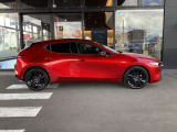 MAZDA3ファストバックは、曲面を活かした「引き算」のデザインが特徴です。線を増やさず光と影で立体感を表現し、見る角度によって印象が変わるマツダらしい造形を楽しめます。日常の移動でも役立つ装備です。