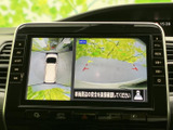 後方確認をサポートするモニターが、安全な運転をサポート。狭い道や駐車時も安心です。運転に集中できます。