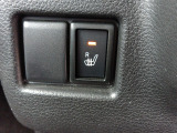 寒い季節にうれしい運転席シートヒーターを搭載。座面から体をじんわりと温め、冬場のドライブも快適にお過ごしいただけます。
