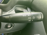 操作しやすいウインカーレバーで、安全確認を怠りなく。スムーズな車線変更や右左折をサポートします。運転の信頼性を高めます。