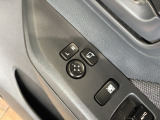 狭い駐車場で便利な電動格納ドアミラーが付いています。