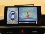 真上から見下ろしたような視点で車とその周囲を確認出来る画面と、車両後方を映し出すバックモニター画面の2つを表示してくれます。