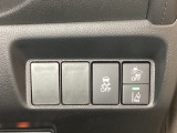 Hondaセンシング用の、VSA(ABS+TCS+横滑り抑制)解除と路外逸脱抑制機能のオンオフスイッチなどはハンドルの右側に装備しています。