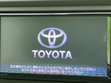 画面表示が鮮明で、運転中の情報収集をサポート。使いやすいインターフェースで、目的地設定もスムーズに行えます。快適なドライブに貢献します。