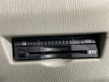 【ETC】有料道路を利用する際に料金所で停止することなく通過できる、ETC車載器(ノンストップ自動料金収受システム機器)が装備されています。セットアップを行うことで利用可能になります。