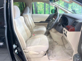 運転席まわりには十分なスペースがあり、大柄な方でもゆったり運転していただける環境です。