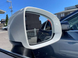 リアバンパーに内蔵されたミリ波レーダーにより、後方から接近する車の存在を知らせるBLISに、インジケーター点灯中に車線変更などした場合に、ステアリングを自動修正するステアリングアシスト機能が付きます。