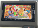 停車中には、TVや映像コンテンツを楽しめます。長距離移動や休憩時間など、リラックスした時間を提供します。