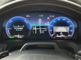 メーターパネルは視認性に優れており、運転に必要な情報を一目で確認できます。デジタル表示が未来的な印象を与え、安全運転をサポートします。