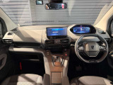 スッキリとまとめられた運転席周りで、運転を楽しくさせる内装です。まさにcockpitです!