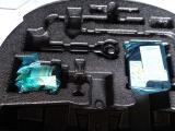 【パンク修理キット】何かがタイヤに刺さった場合、応急的に溶剤を流し込み、小型コンプレッサーでタイヤに空気を注入し、走ることができます。
