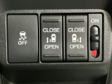 【両側パワースライドドア】両側がパワースライドドアになっており、運転席のスイッチやスマートキーでも開閉が可能です!開口部も広いので乗り降りも楽々♪