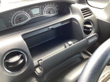 運転席アッパーボックスはティッシュボックスがすっぽり収まります。