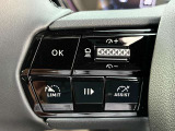 アダプティブクルーズコントロールは、フロントバンパーのレーダーセンサーを使用し、前方の車両の加減速に応じて自動的にスピードを調節、車間距離を維持します。(時速30km以上で使用可能)