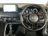 【ハンドル】運転にかかわる様々な操作を安全に行えるように視点移動が少なく操作性に配慮されたスイッチ類が凝縮されたコックピットです。