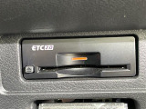 【ETC】有料道路を利用する際に料金所で停止することなく通過できる、ETC車載器(ノンストップ自動料金収受システム機器)が装備されています。セットアップを行うことで利用可能になります。