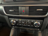 【オートエアコン】一度お好みの温度に設定すれば、車内の温度を検知し風量や温度を自動で調整。暑い&hellip;寒い&hellip;と何度もスイッチ操作をする必要はありません。快適な車内空間には必須の機能ですね♪