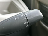操作感の良いウインカーレバーは、スムーズな車線変更をサポート。ヘッドライトの操作もまとめて行えるので、運転がより快適になります。