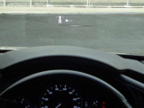 前方を向いたまま、フロントガラスに車速などの情報が投影されるため、より安全に運転が可能です。