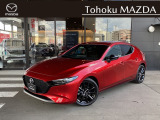 MAZDA3ファストバックは、魂動デザインの考え方を凝縮した流麗なボディが特徴です。光の反射まで含めて面の美しさを表現し、シンプルながら動きを感じる造形に仕上げています。日常の移動でも役立つ装備です。