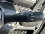 操作しやすいウインカーレバーで、安全な車線変更をサポートします。直感的な操作感で、運転に集中できますね。