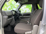 シンプルで使いやすい室内空間。運転に必要な情報を視認しやすい位置に配置しています。