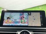 停車中に楽しめるTV機能。長距離移動の休憩時間に、ニュースや番組をチェックできます。快適な空間でリラックスした時間をお過ごしください。