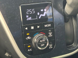 【オートエアコン】一度お好みの温度に設定すれば、車内の温度を検知し風量や温度を自動で調整。暑い&hellip;寒い&hellip;と何度もスイッチ操作をする必要はありません。快適な車内空間には必須の機能ですね♪