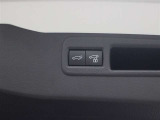 ハンズフリーパワーバックド(挟み込み防止機能・停止位置メモリー機能付)が装備されています。スマートキーを携帯していれば、リヤバンパーの下に足を出し入れするだけでバックドアが自動開閉します。