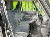 運転席まわりには十分なスペースがあり、大柄な方でもゆったり運転していただける環境です。