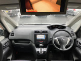 開放感のある室内空間が広がります。運転席からの視界も広く、運転しやすいレイアウトです。快適なドライブを楽しめそうですね。