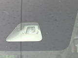 【トヨタセーフティセンス】走行中に前方の車両等を認識し、衝突しそうな時は警報とブレーキで衝突回避と被害軽減をアシスト。より安全にドライブをお楽しみいただけます。