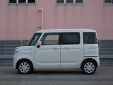 狭い駐車場でも隣を気にせず開け閉めできるスライドドアと、乗り降りしやすい低床設計を採用。見晴らしの良い視界と取り回しやすいサイズ感で、日々の買い物や送迎など市街地の移動に重宝する実用的な仕様です。