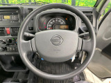 インテリアに合わせたデザインのステアリングは、運転される方のことも考え、運転しやすい形状、大きさです。是非一度、実際に触ってお確かめください。
