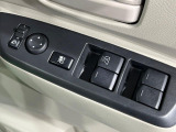 【電動格納ミラー】サイドミラーは電動格納式となっており、狭い駐車場でもキズがつくリスクを抑えられます。