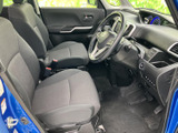 落ち着いた色調のインテリアが、上質な空間を演出します。運転席からの視界も広く、運転に集中できます。