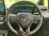 握りやすいステアリング形状で、快適な運転操作をサポート。オーディオやハンズフリー通話のスイッチも操作しやすい位置に配置されています。運転の楽しさを向上。