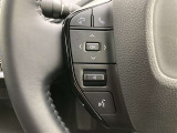 運転中、オーディオの操作をしてて、ハッとしたことはありませんか?ステアリングスイッチは、運転中でもハンドルでオーディオの操作が可能です。安全なドライブをサポートします。