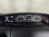 メーターの横に液晶カラーディスプレーを装備。航続可能距離等の情報やHonda SENSINGの注意・警告を表示します!