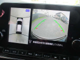 自車を真上から見下ろすように映し出すので周囲の状況が分かるアラウンドビューモニター搭載。フロントカメラとしても使用できます。車庫入れなど苦手な人の頼りになる助っ人です。
