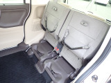 ◆チップアップ&ダイブダウン機構付【ULTR SEAT】は後席座面を左右分割で跳ね上げることができます。トランクで積載できない背の高い荷物をラクラク収納できます。ホンダ車ならではの人気装備です。