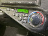 【オートエアコン】一度お好みの温度に設定すれば、車内の温度を検知し風量や温度を自動で調整。暑い&hellip;寒い&hellip;と何度もスイッチ操作をする必要はありません。快適な車内空間には必須の機能ですね♪