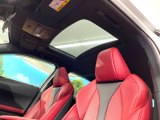 【サンルーフ】開放感たっぷりの希少装備、サンルーフが装着されています!車内に明かりを取り入れたり景色を楽しむ以外にも、車内の空気も簡単に換気できて快適です!
