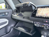 各シートには様々な収納や快適装備があり、どちらのシートに座っても快適なドライブをお楽しみいただけます♪