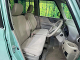運転席まわりには十分なスペースがあり、大柄な方でもゆったり運転していただける環境です。