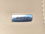 BOSEサウンドシステムを搭載。「良い音を出す」ではなく、その車種のごとに特徴を計算(車種専用設計)し、「反響音」を作り出すことによってどの座席でも自分中心で音が聴こえ、「心地よい空間」を作り出します。